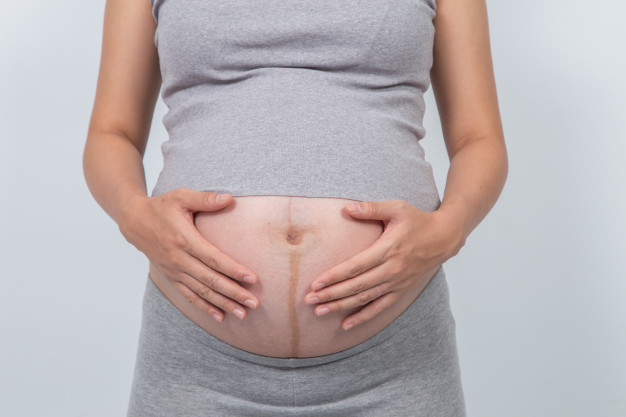 ▷ Línea negra y manchas en la piel durante el embarazo